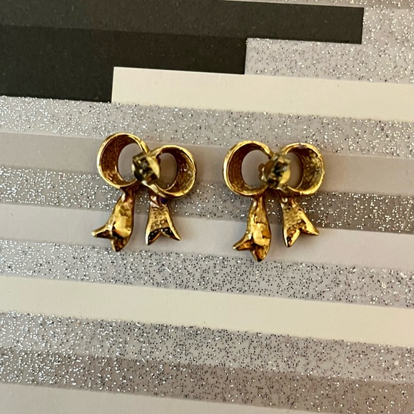 Vintage earrings c.1980s 🖤 - Picture 2 of 4